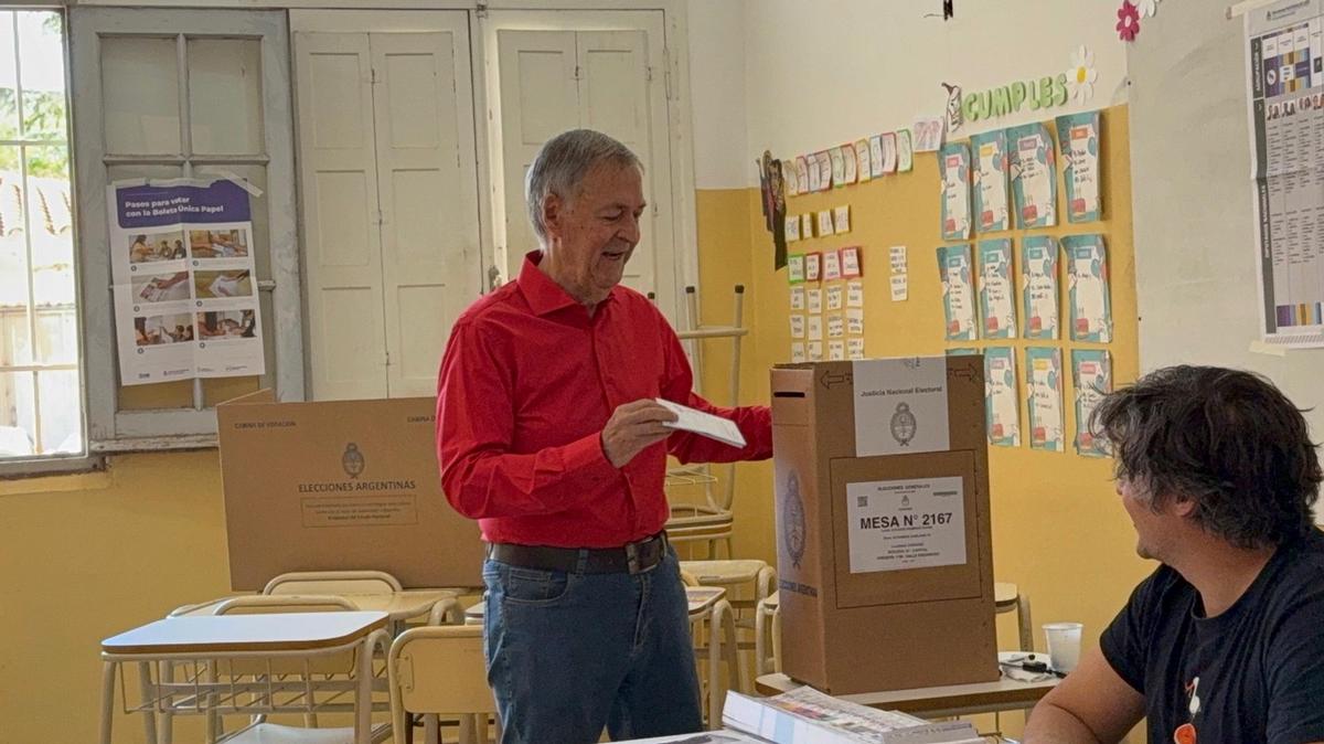 Juan Schiaretti, al emitir su voto.