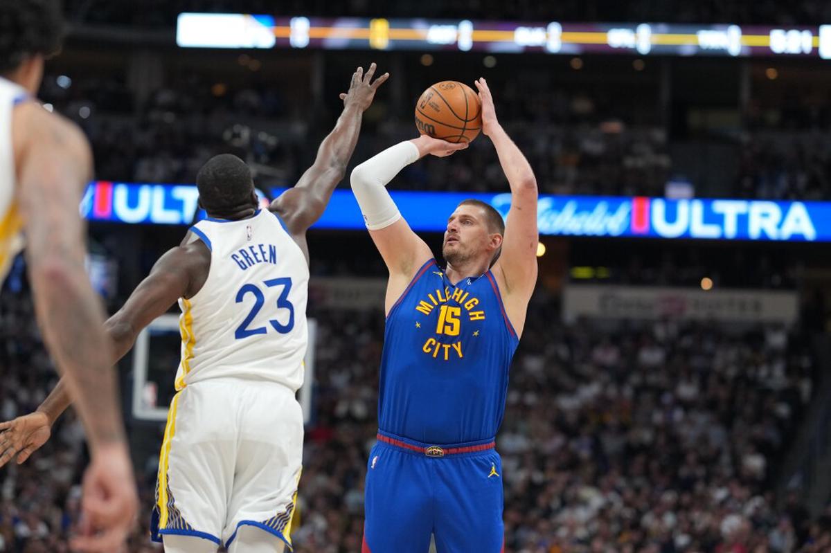 Jokic impone su ley y Denver aplasta 116-93 a unos Warriors mermados