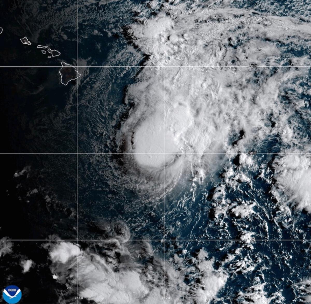 Tormenta tropical Moke se dirige a Hawai con vientos fortalecidos