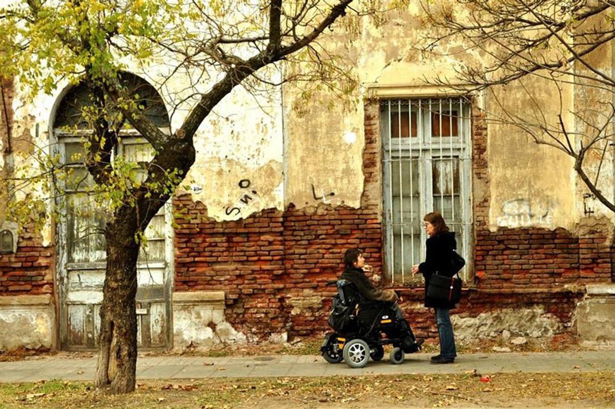 Patricia Bargero y Graciela Goldchluk frente a la casa natal de Manuel Puig.