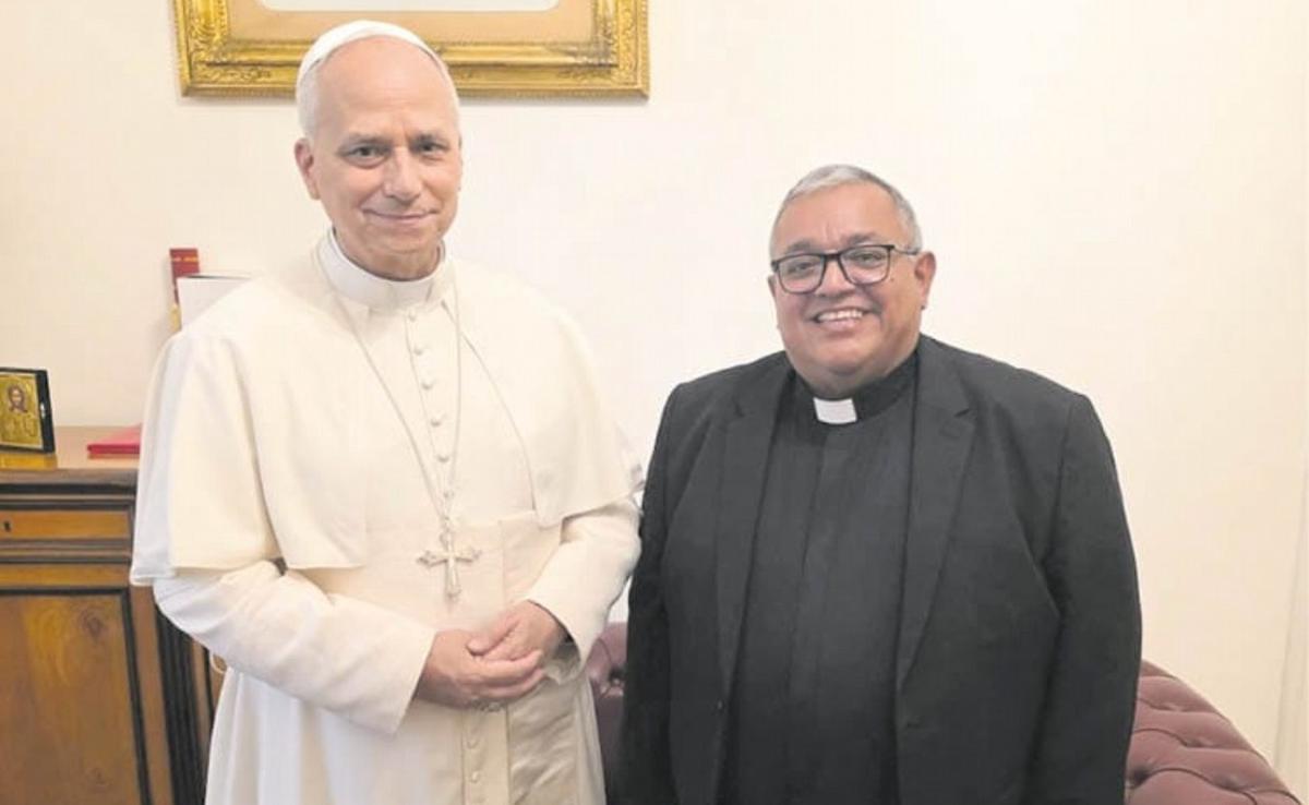 León XIV junto a David Farfán.