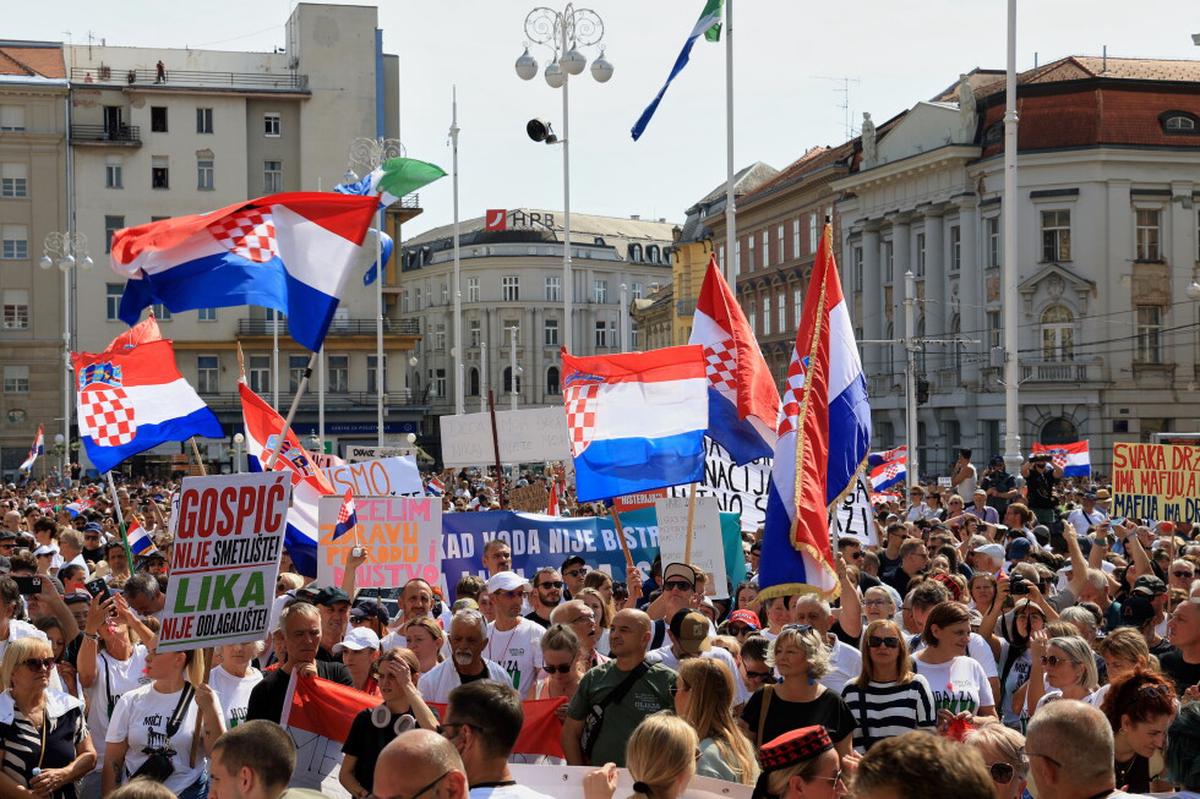 Miles de personas se manifiestan en Croacia y exigen limpiar residuos tóxicos de una ciudad