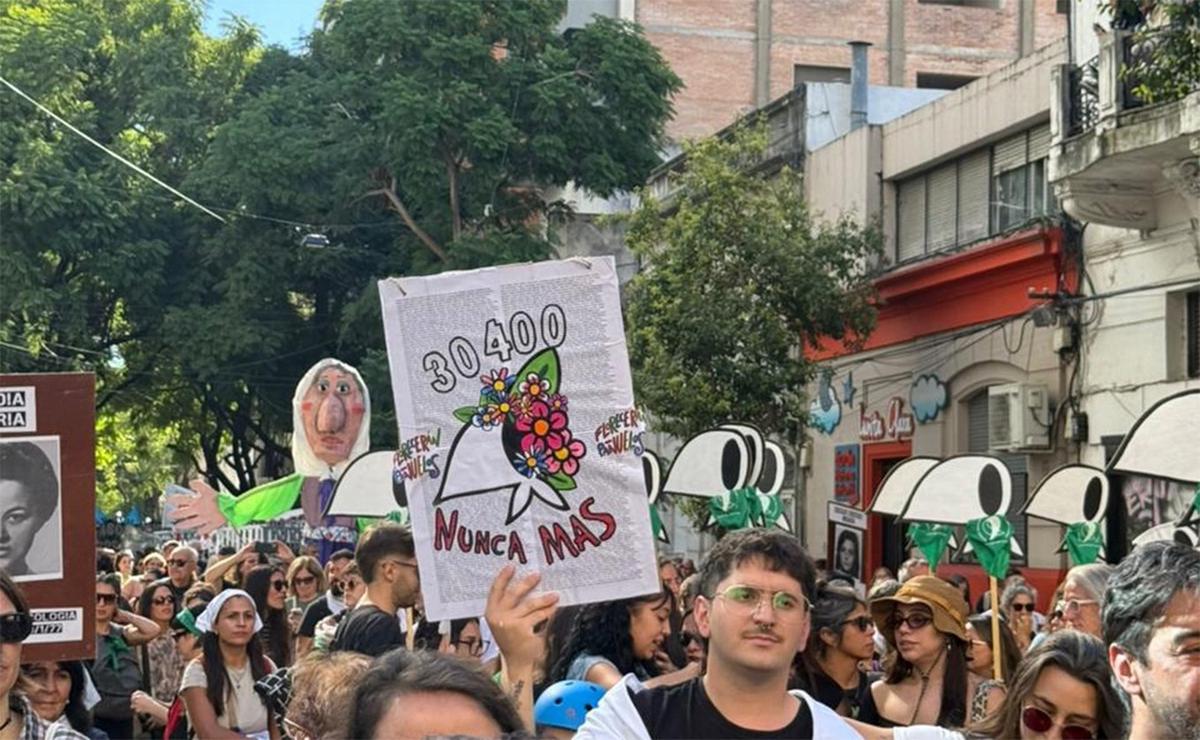 Marcha por el día de la Memoria en Rosario rumbo al Monumento.