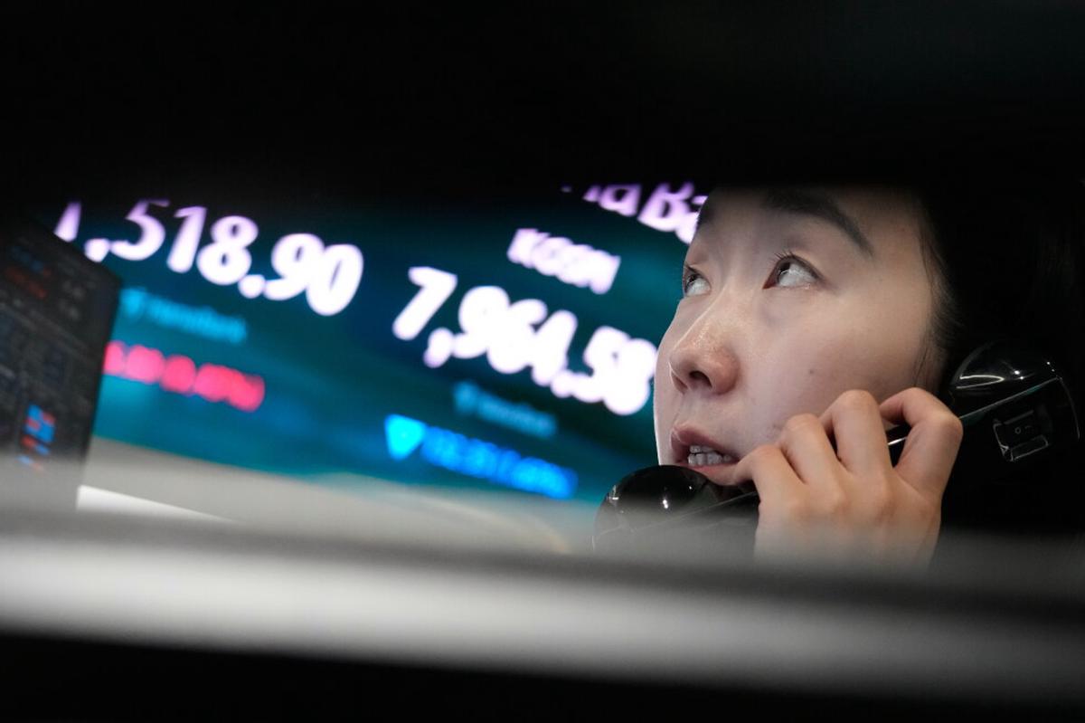 Las acciones asiáticas caen tras venta de tecnológicas en Wall Street, mientras el petróleo sube