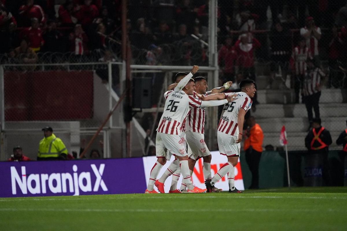 Instituto venció a Riestra en una noche histórica. (Daniel Cáceres/Cadena 3)
