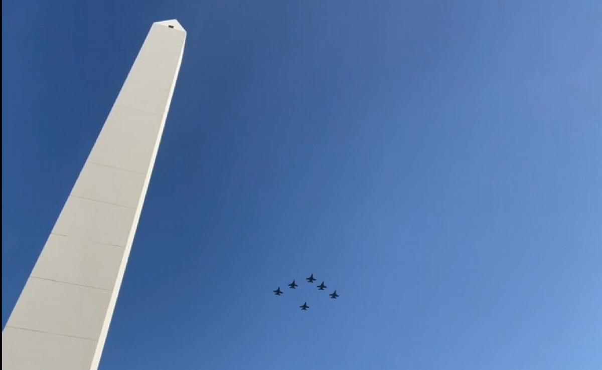 Los F-16 hicieron un vuelo rasante en Buenos Aires. (Foto: captura de video)