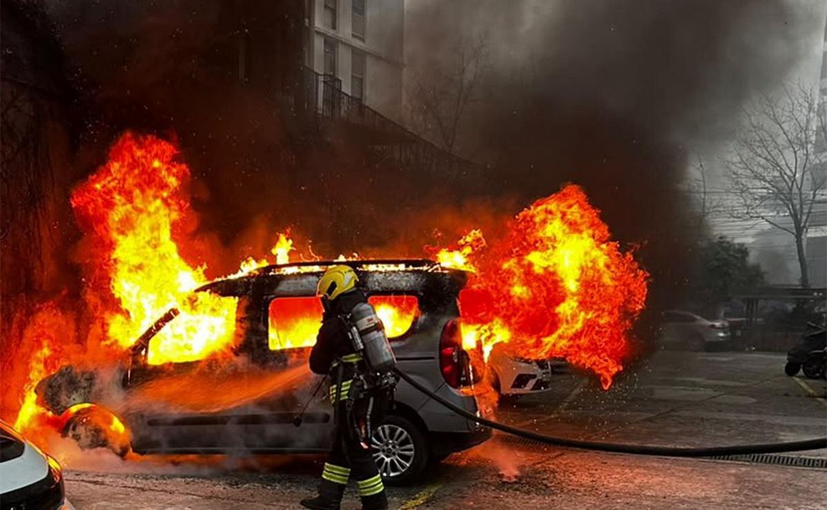 Un utilitario se incendió por completo dentro de una cochera en barrio Martin