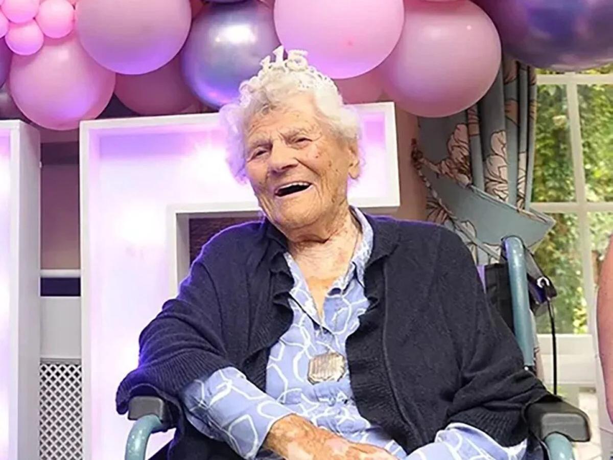 Con un récord certificado por Guinness y LongeviQuest, la mujer festejó su aniversario tras un año colmado de nuevas vivencias.