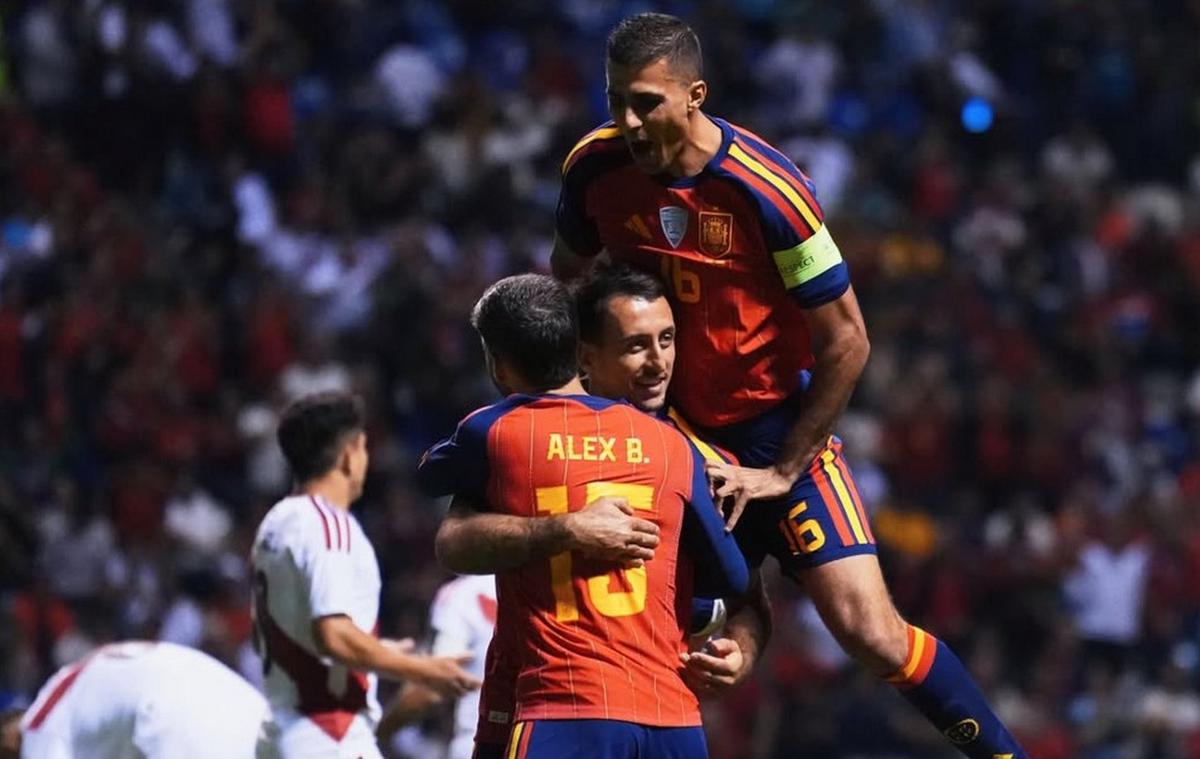 España ganó y llega al Mundial como fuerte candidato (Foto: @sefutbol)