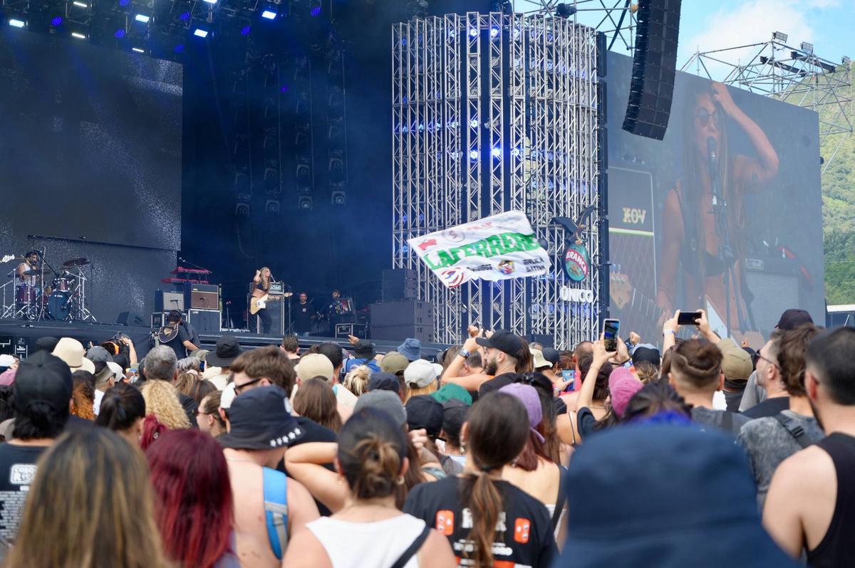 Una multitud vibra en el primer día del Cosquín Rock 2026. (Foto: Daniel Cáceres)