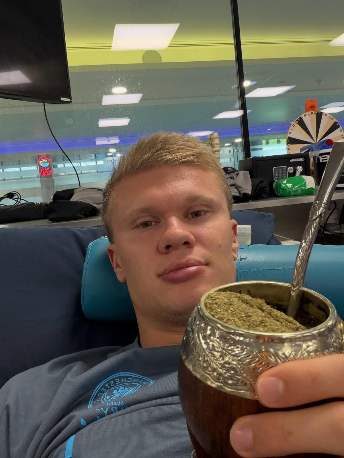 Haaland publicó una foto tomando mate. (X)
