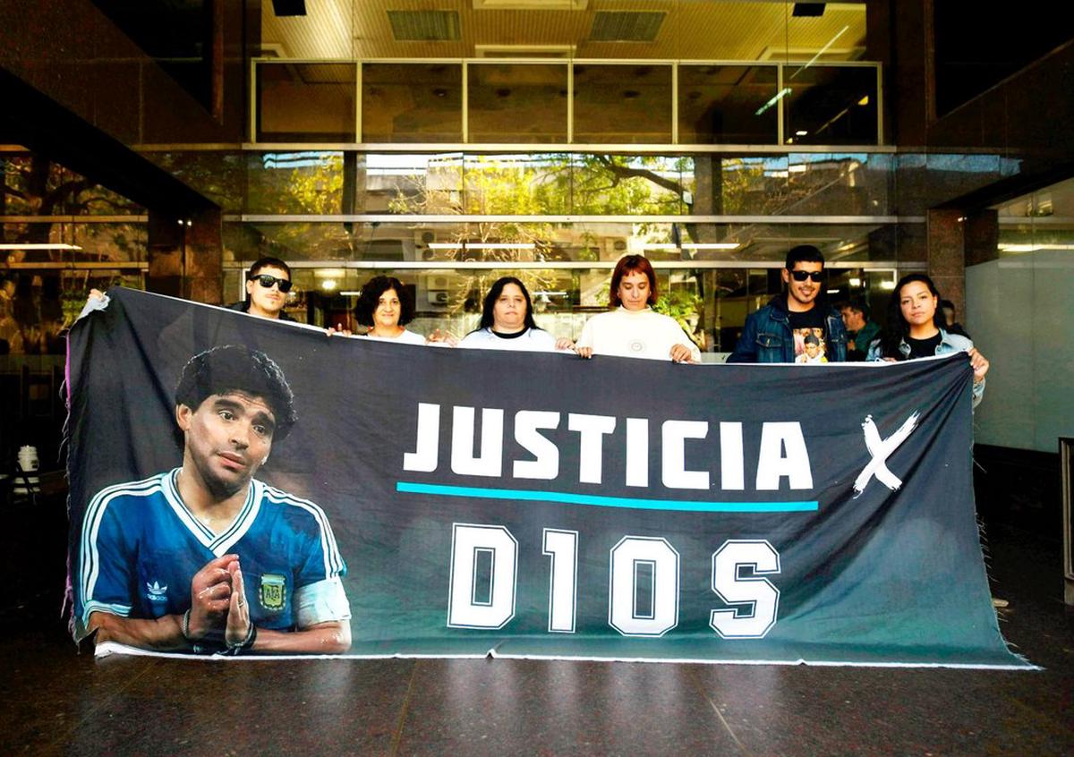 Un custodio de Maradona admitió haberle hecho RCP en su última noche