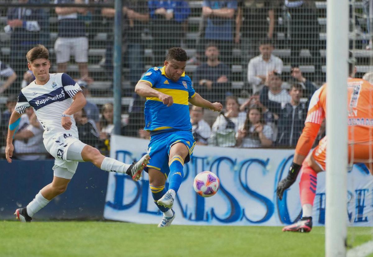 Frank Fabra patea para convertir el primer gol de Boca ante Gimnasia. Foto NA: PRENSA BOCA