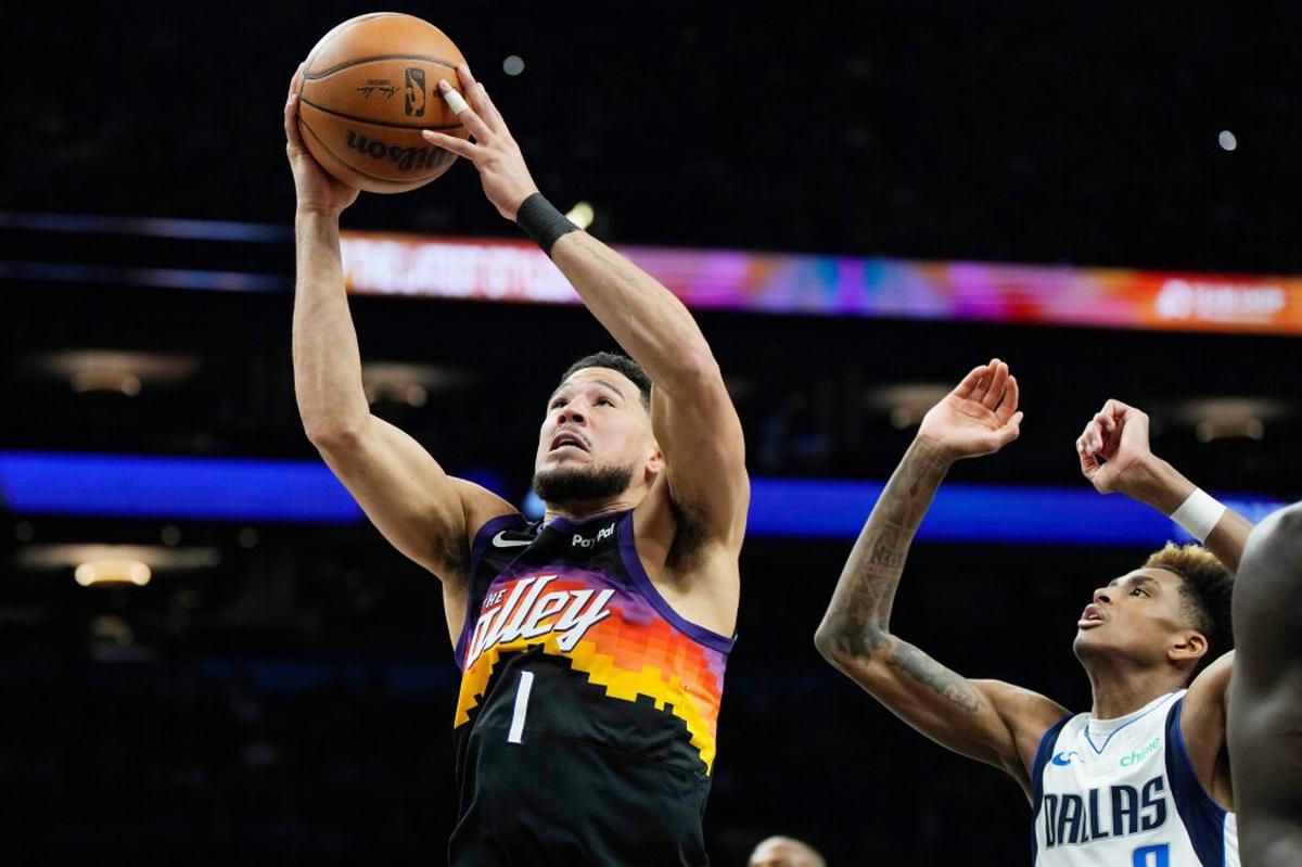 Devin Booker anota 37; Suns aseguran el 7mo puesto del Oeste con triunfo 112-107 ante Mavs