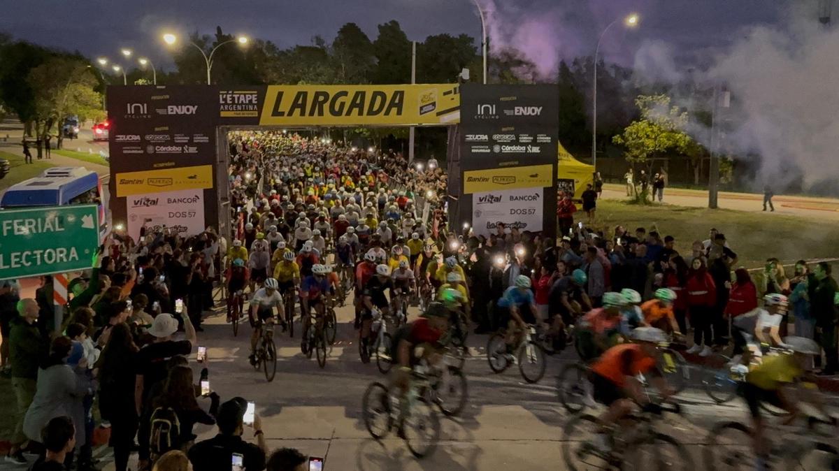 Los ciclistas, en el inicio de la carrera (Foto: Daniel Cáceres/Cadena 3)