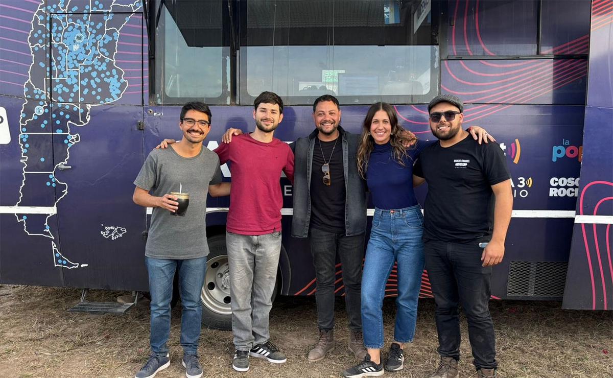 Marcos Emanuel cantante que le puso música a AgroActiva en Viva la Radio Rosario.