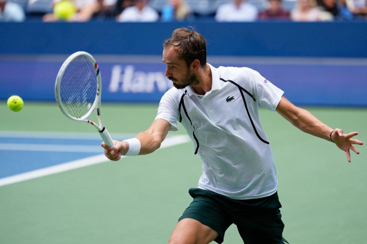 Culpa de los pájaros: Medvedev protesta por repetir un punto en el US Open tras aves en la red