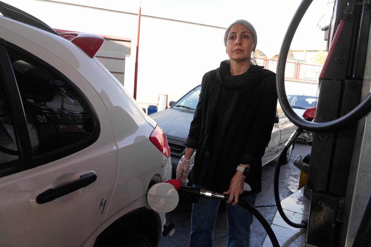 Irán aumenta los precios de la gasolina por primera vez desde las mortales protestas de 2019