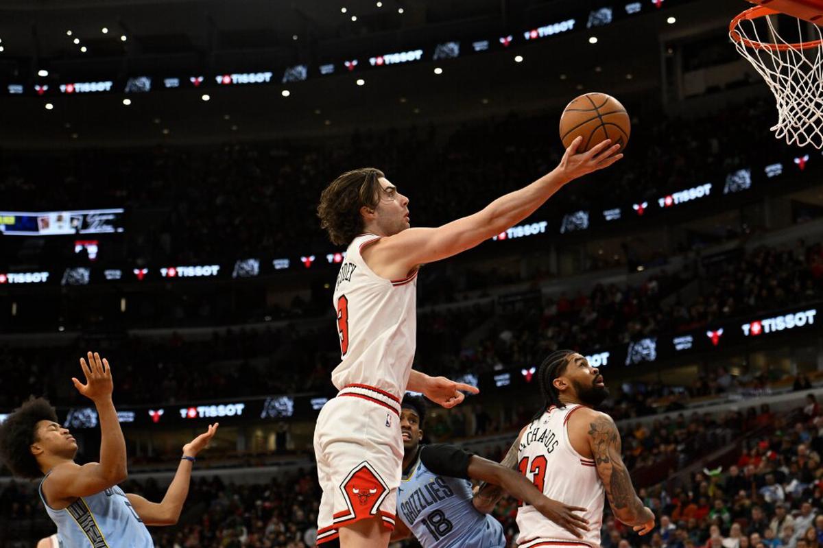 Los Bulls aplastan 132-107 a los Grizzlies; Josh Giddey logra su 4to triple-doble en cinco juegos