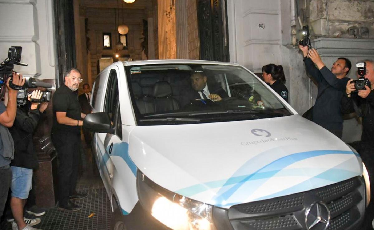 FOTO: Velan los restos de Lanata en la Casa de la Cultura porteña.