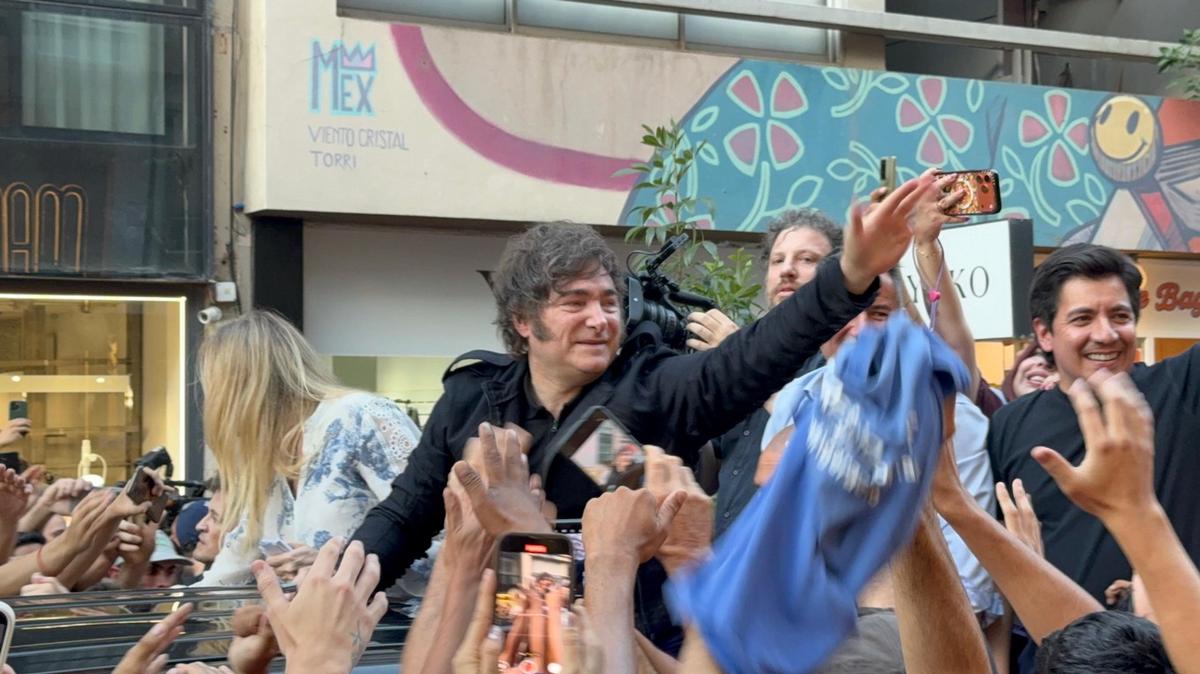 Javier Milei por las calles de Nueva Córdoba. (Foto: Daniel Cáceres/C3)
