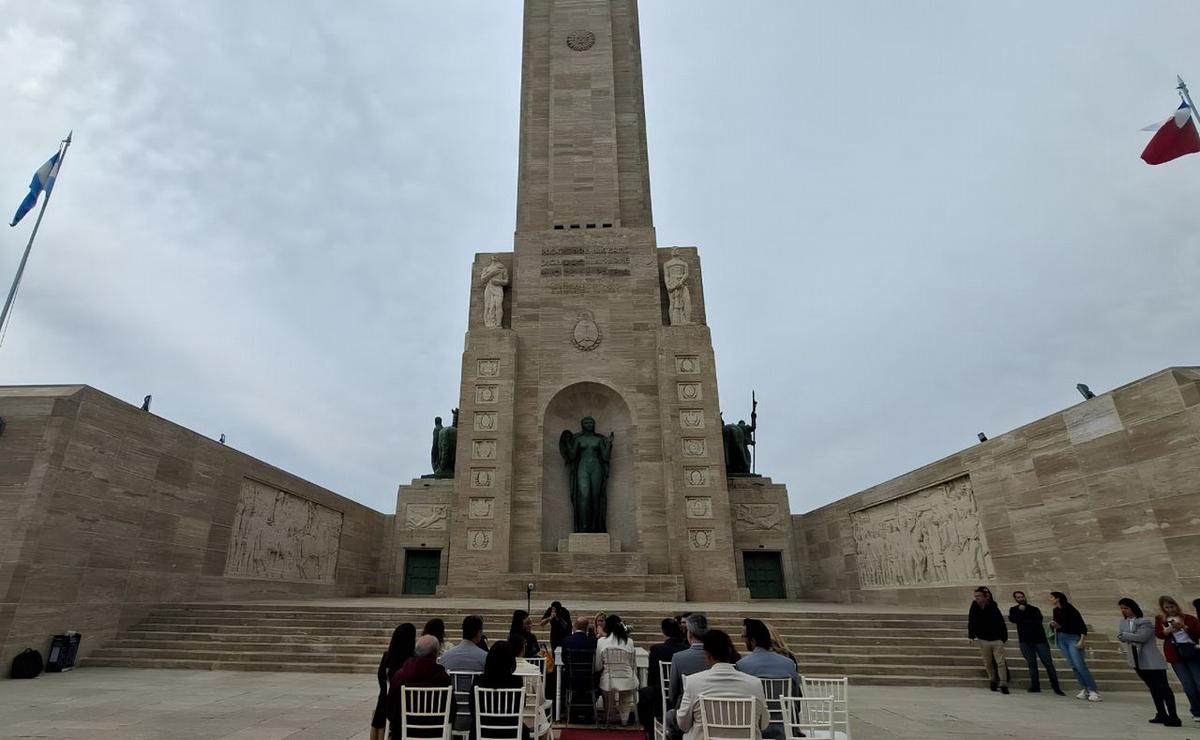 La pareja se casó en el Monumento a la Bandera.