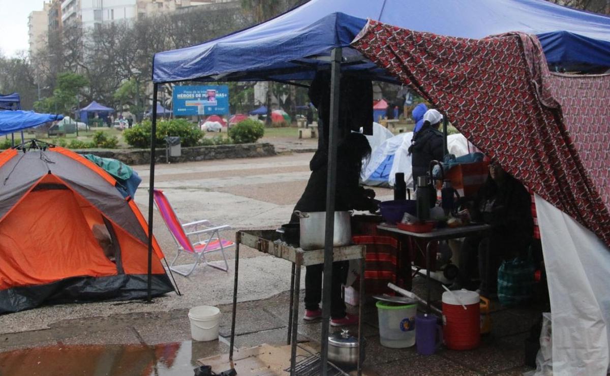 Acampe en Plaza de la Intendencia (Foto: Daniel Cáceres, Cadena3).