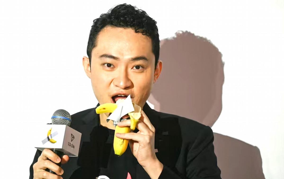 FOTO: Un empresario chino se comió la famosa banana de U$D 6,2 millones en Hong Kong 