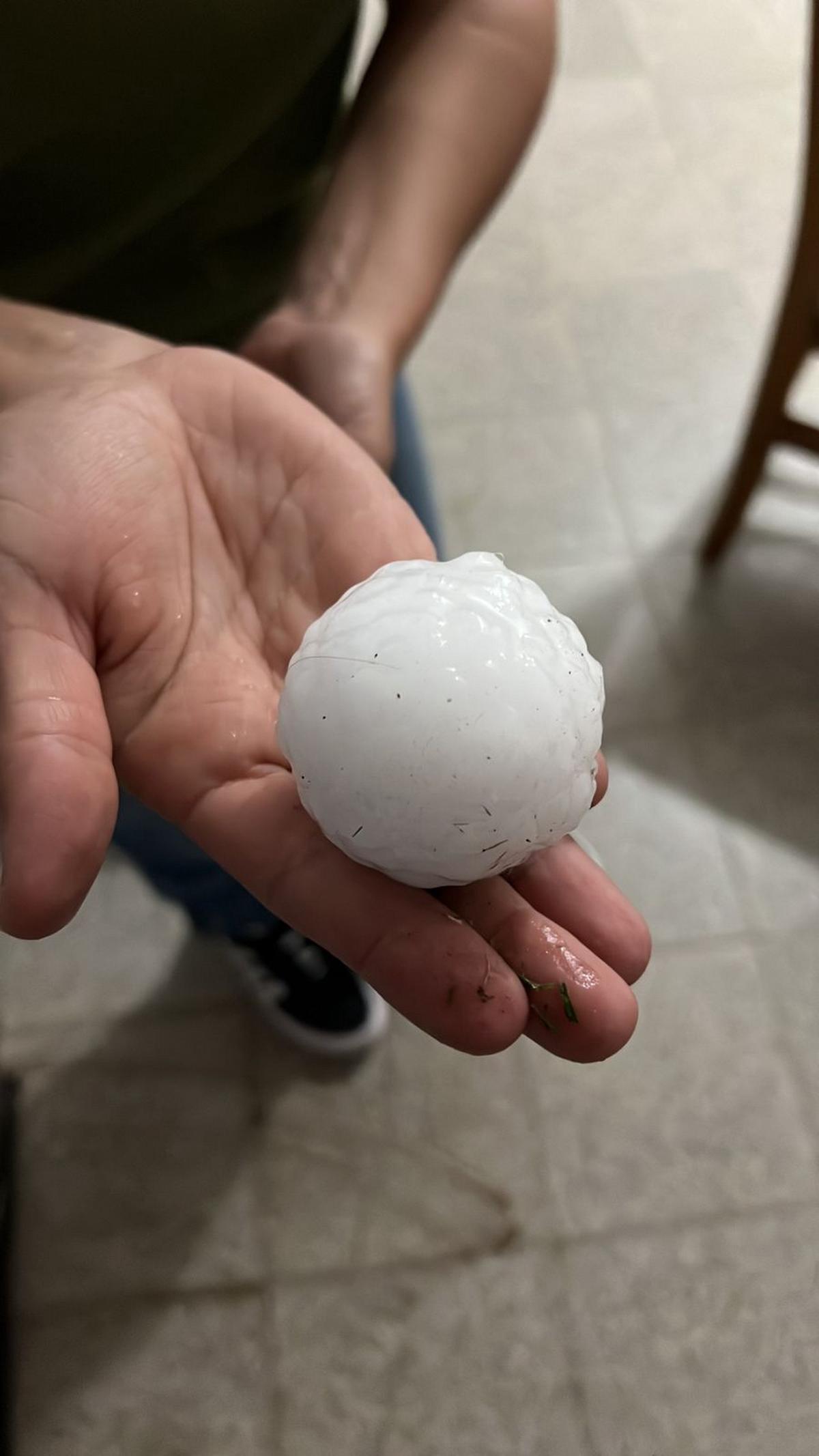 Tormenta en Bulnes: granizo de gran tamaño sorprendió al sur cordobés.