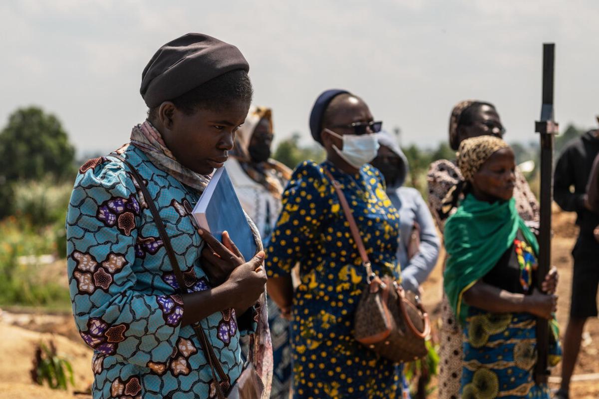 Dolientes entierran a víctima de ébola de 6 meses; 3ra muerte en orfanato en Congo