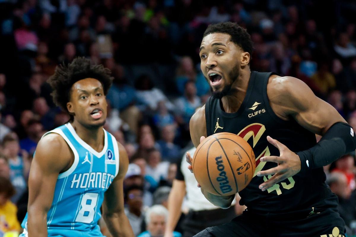 Mitchell anota 24 puntos y Cavaliers vencen a Hornets 94-87 tras comienzo rápido