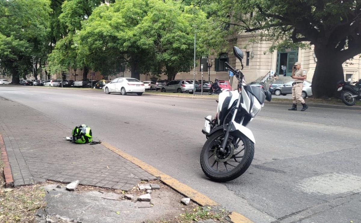 FOTO: La moto y el casco, a minutos del accidente.