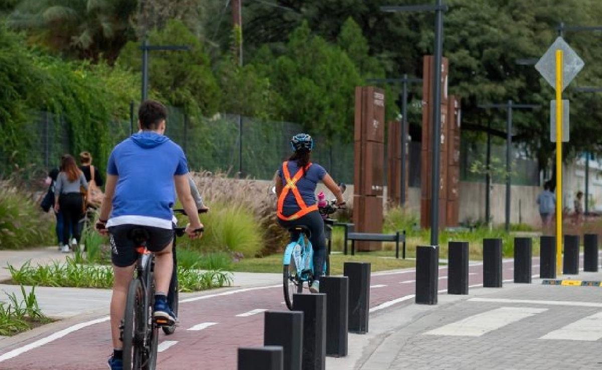 Monopatines y bicicletas ganan terreno en la circulación de Córdoba.