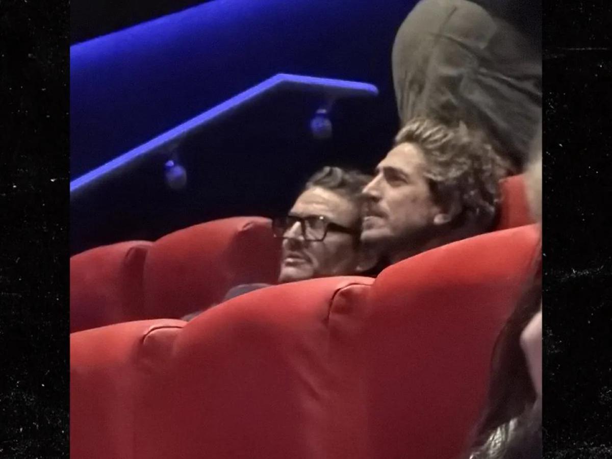 Pedro Pascal y Rafael Olarra viendo