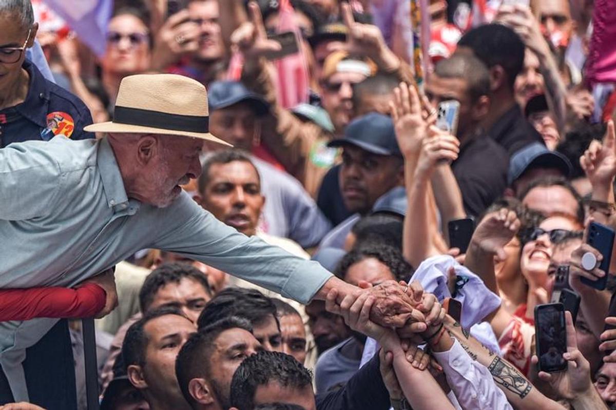 Lula saluda en un acto.