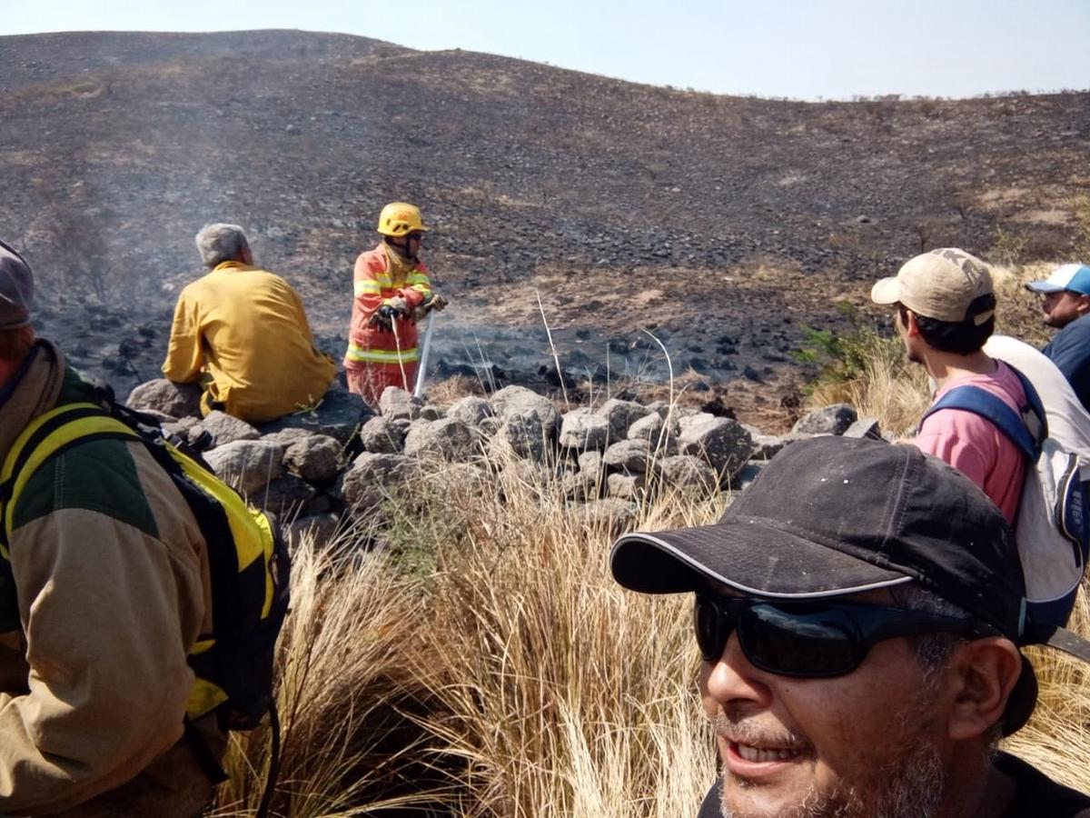 FOTO: Ariel Gutierrez, intendente de Cañada de Río Pinto, combate el fuego 