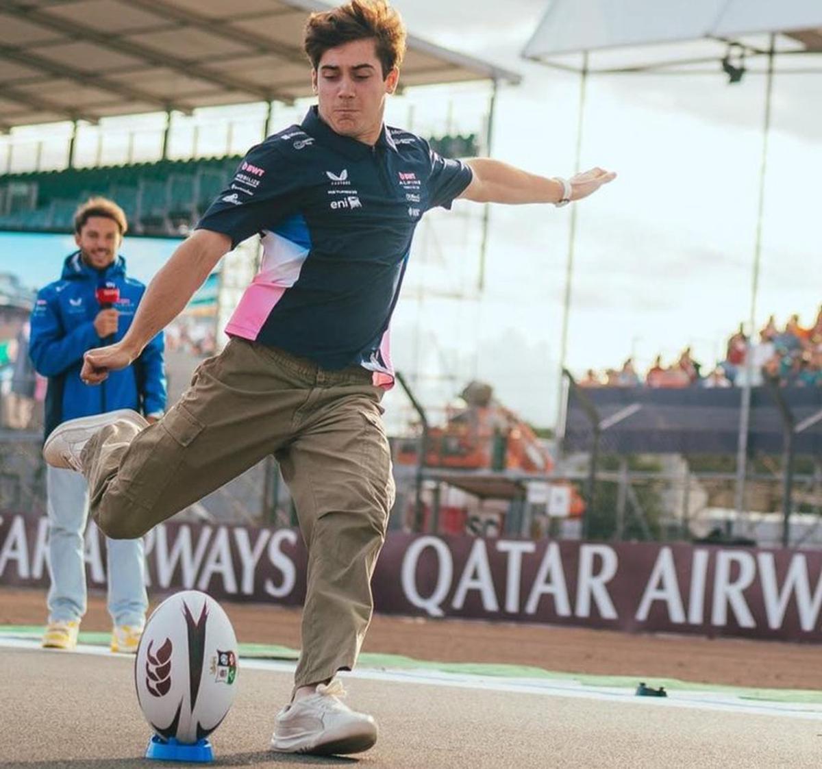 FOTO: Franco Colapinto con la pelota ovalada. 