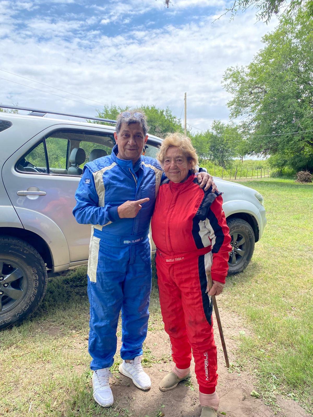 FOTO: Un piloto de rally le cumplió el sueño a una mujer de 83 años y manejaron juntos