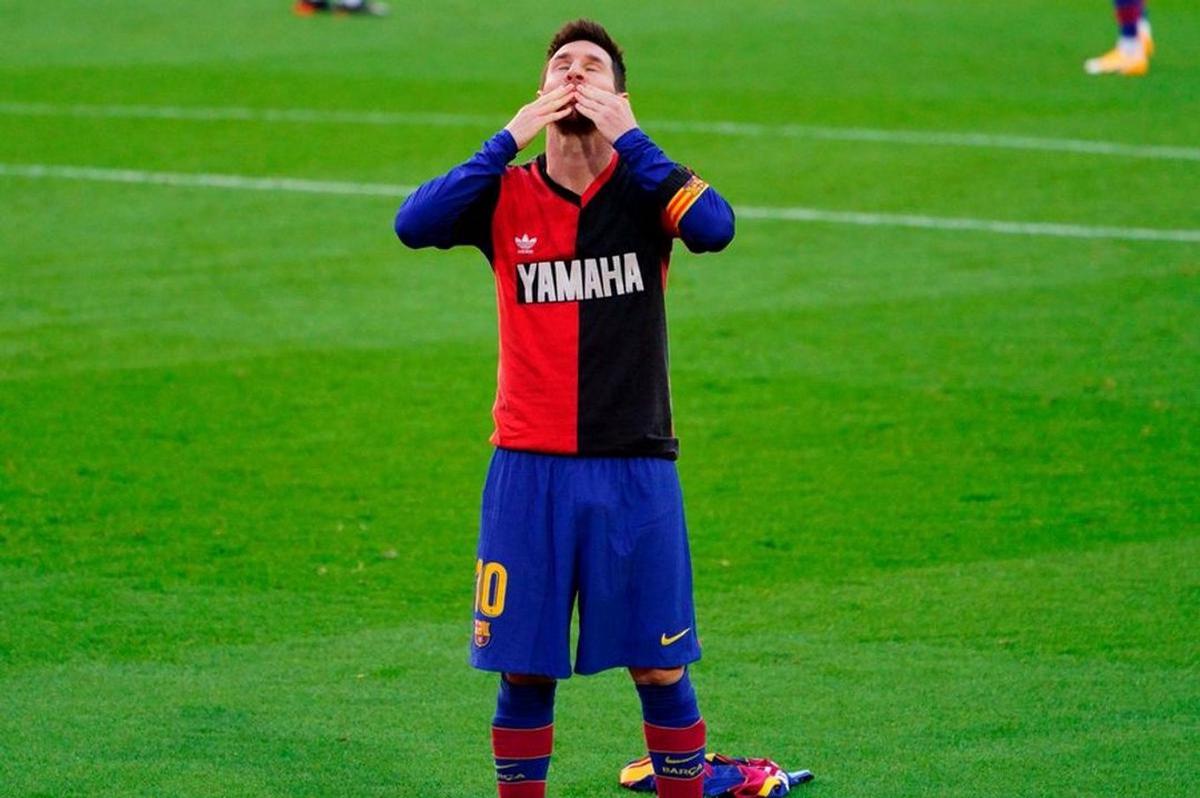 Lionel Messi, en su icónico festejo con la camiseta de Newell's.