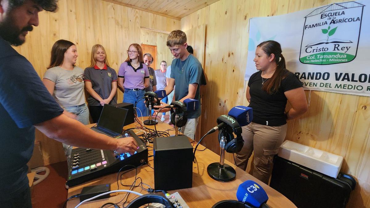 FOTO: Cadena 3 entregó la radio a la escuela Colegio Cristo Rey de Los Helechos, Misiones