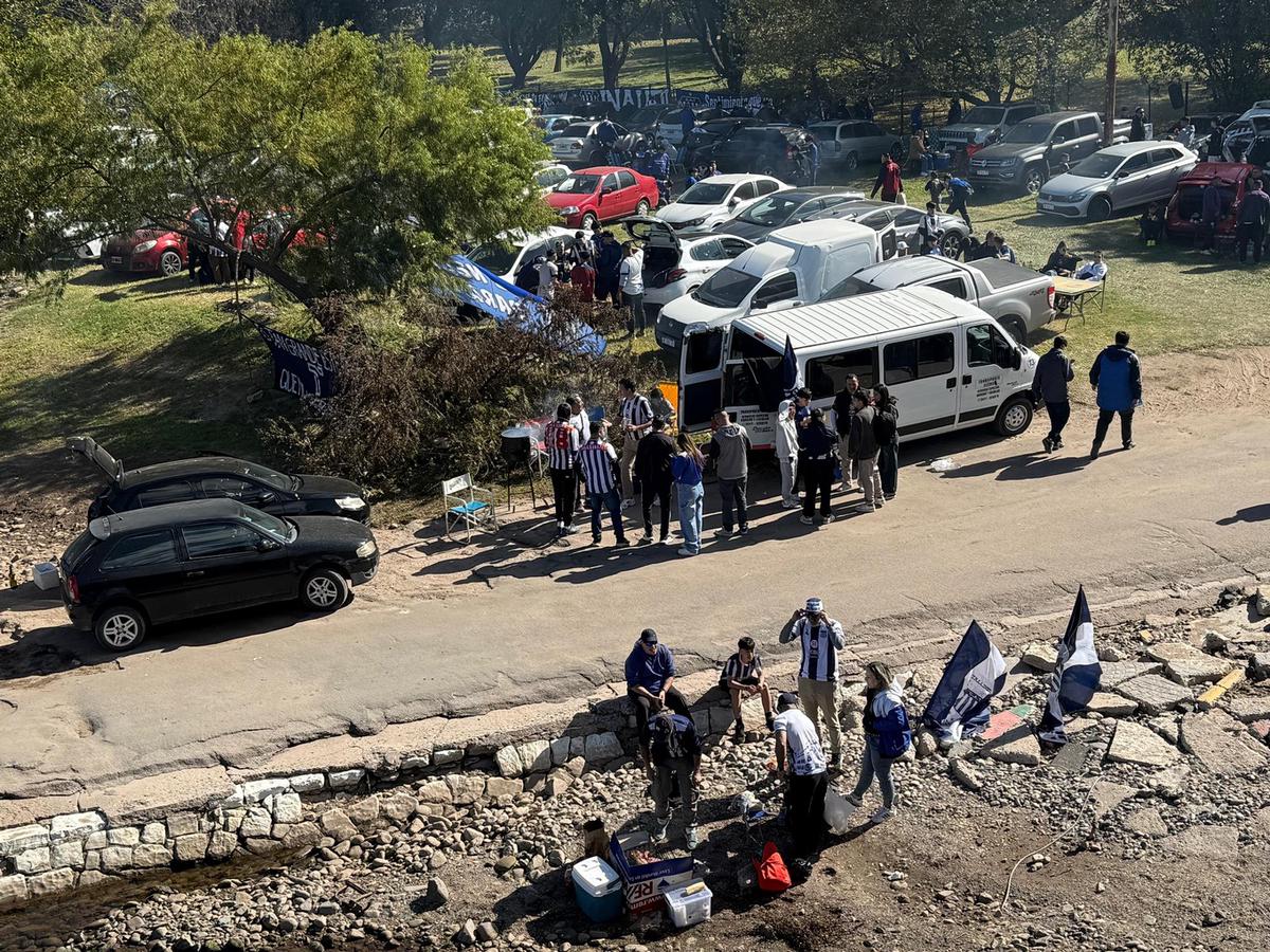 Hinchas de Talleres palpitan el superclásico cordobés. (Daniel Cáceres/Cadena 3)