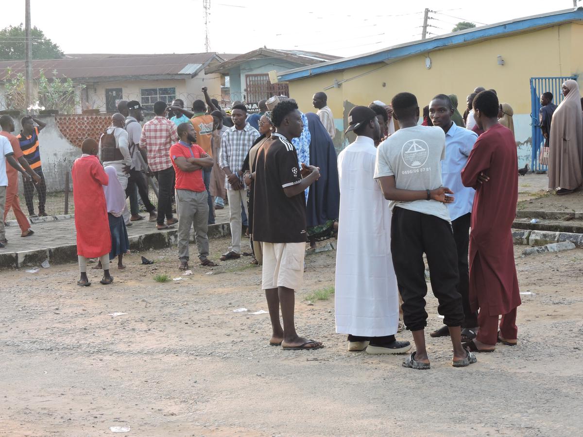 Policía de Nigeria lanza gas lacrimógeno durante protestas por muerte de 37 mineros detenidos