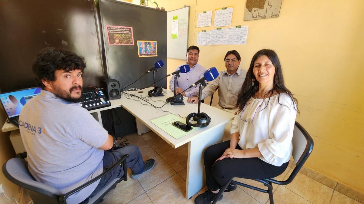 FOTO: Cadena 3 entregó los equipos de radio a la escuela de Uquía