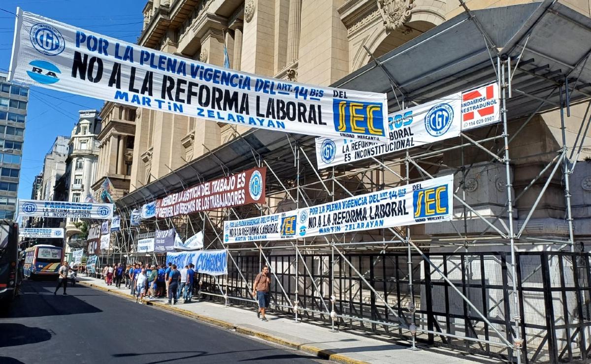 Marcha liderada por Cetera al Congreso.