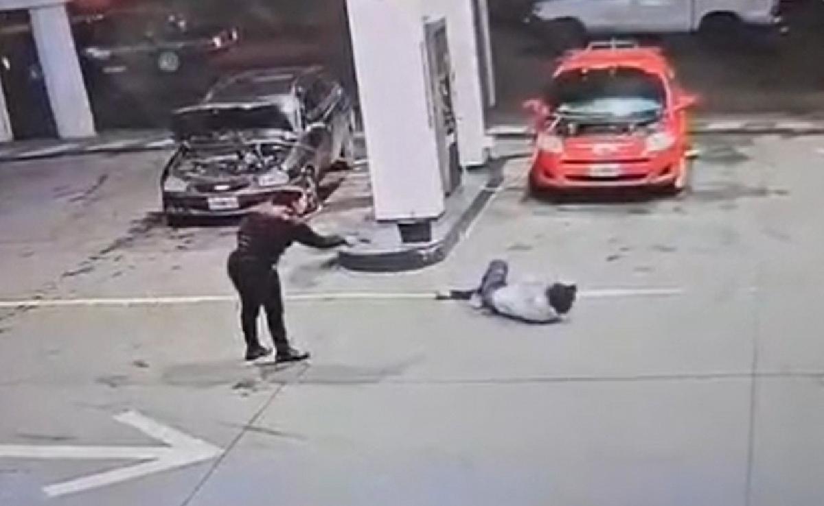 Una policía baleó a dos motochorros y evitó un asalto en una estación de servicio de La Matanza.