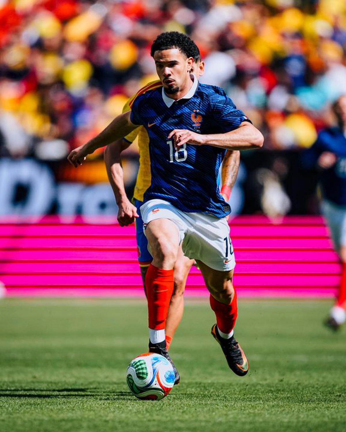 El mediocampista Warren Zaire-Emery traslada la pelota durante el triunfo francés.