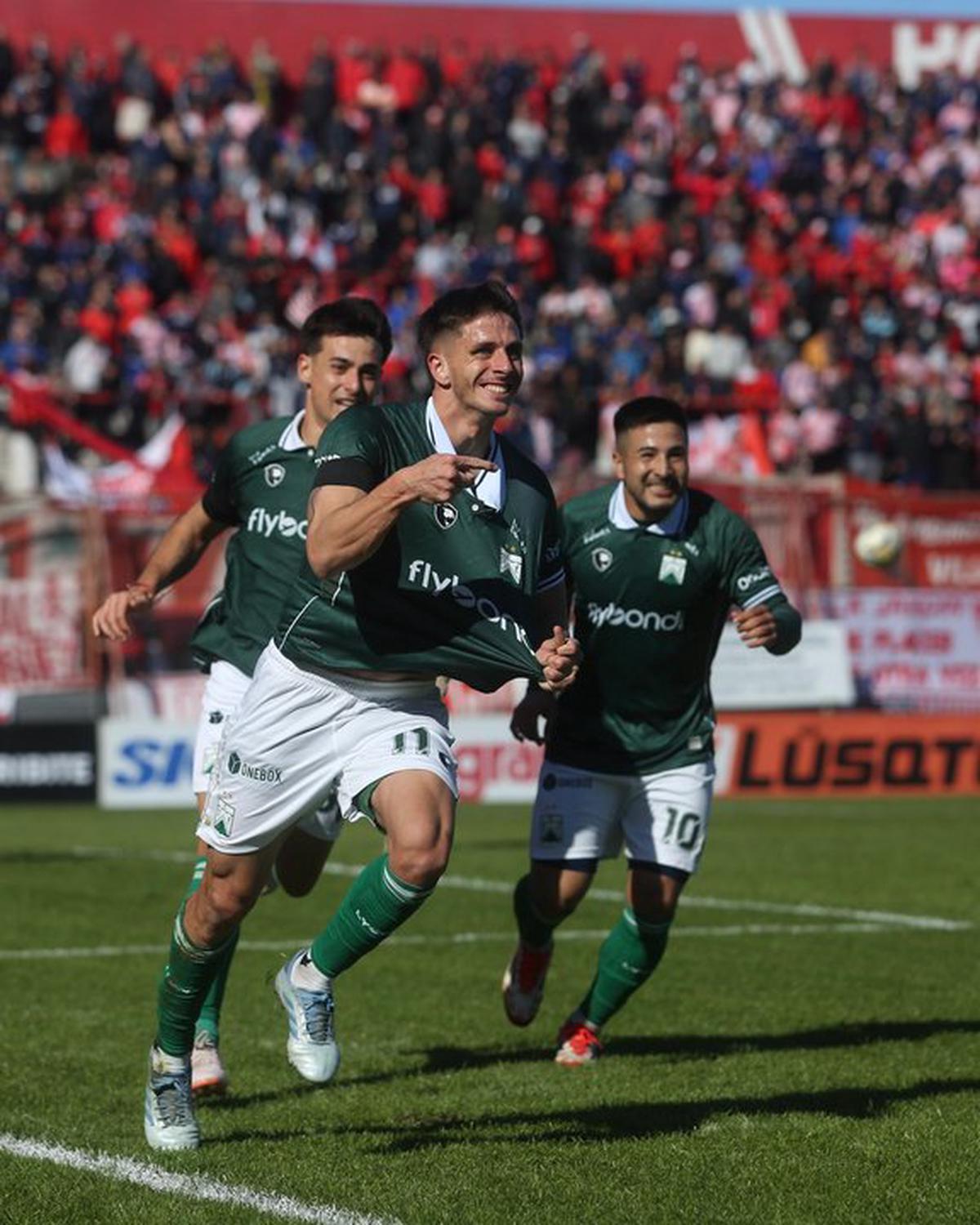 Nicolás Gómez se estira la camiseta en el festejo de su gol, el primero de la tarde.