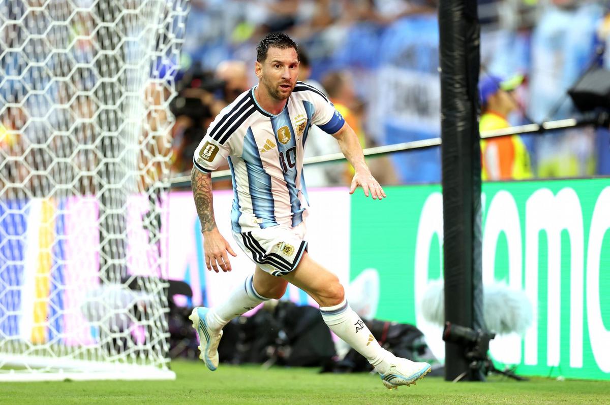 El astro rosarino desata su alegría tras convertir el gol.