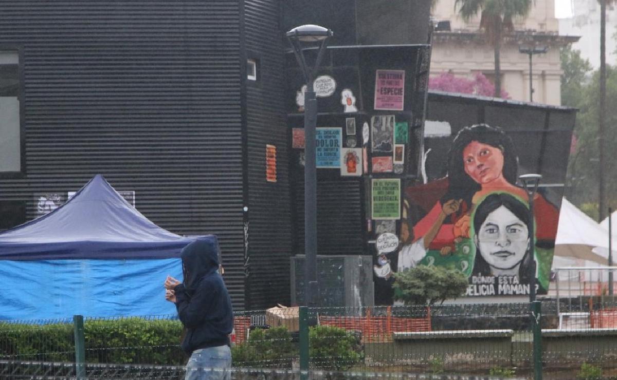 Acampe en Plaza de la Intendencia (Foto: Daniel Cáceres, Cadena3).