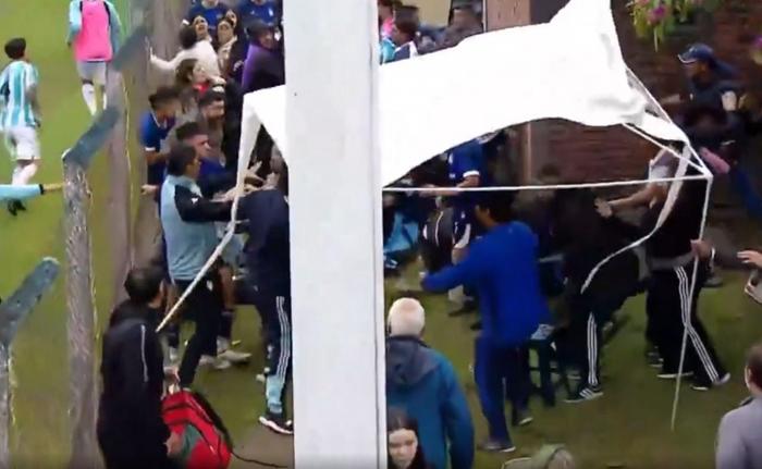 Escándalo: a la reserva de Talleres le expulsaron mal un jugador y el partido terminó a las piñas